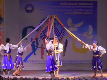 Народный танцевальный коллектив «Радуга Престиж» с танцем «Карусель»