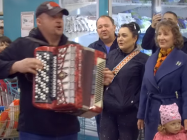 Посетители супермаркета в Семее запели военные песни