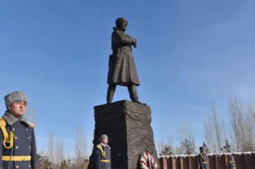 Памятник Ивану Панфилову усыпали цветами в Астане