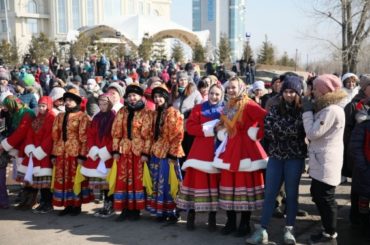 В Усть-Каменогорске сотни человек пришли на празднование Масленицы