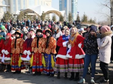 В Усть-Каменогорске сотни человек пришли на празднование Масленицы