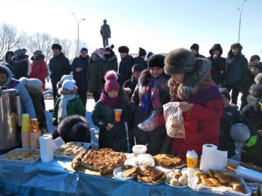 Гуляния на праздник Масленицы в городе Атбасар