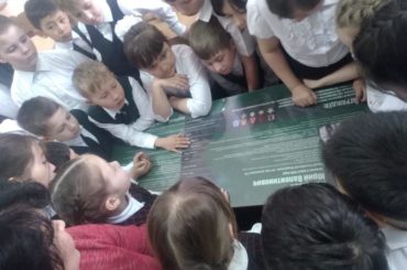 В средней школе №22 прошло мероприятие, посвященное Гагаринскому уроку и установке парты Ю.Лончакова, на котором присутствовал координатор российских соотечественников Гуменный В.В.