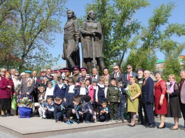 Соотечественники Уральска поздравили ветеранов с Днем Победы