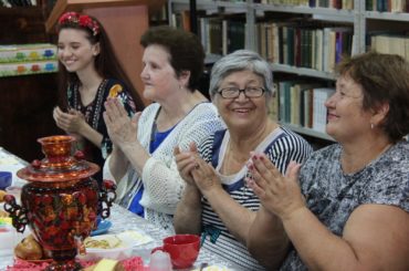 В Атырау появился клуб любителей русской словесности, где за самоваром поют песни и декламируют стихи