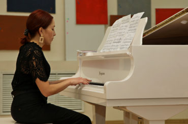 Концерт фортепианной музыки подарили жителям столицы начинающие исполнители