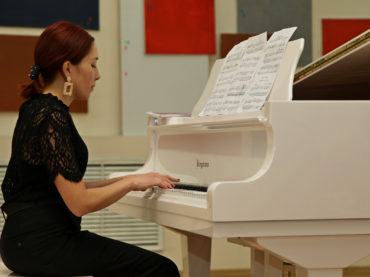 Концерт фортепианной музыки подарили жителям столицы начинающие исполнители