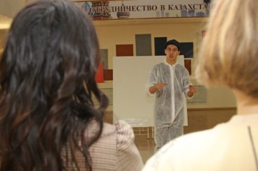 Мастер-класс и перфоманс известного казахстанского участника международных фестивалей искусств Марата Ягфарова в РЦНК