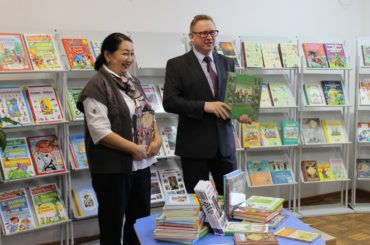 Российская дипмиссия в городе Уральске подарила коллекцию детских книг Западно-Казахстанской областной библиотеке
