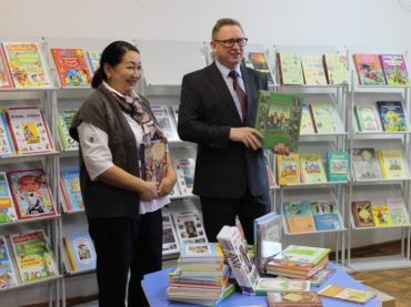 Российская дипмиссия в городе Уральске подарила коллекцию детских книг Западно-Казахстанской областной библиотеке