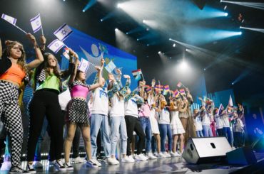 В новом сезоне музыкального телевизионного конкурса «Во весь голос» примут участие подростки из 10 стран