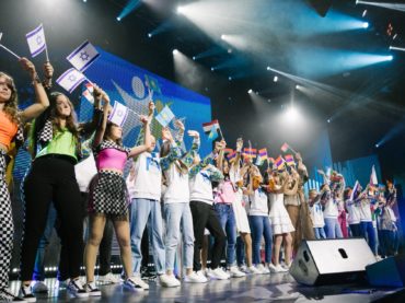 В новом сезоне музыкального телевизионного конкурса «Во весь голос» примут участие подростки из 10 стран