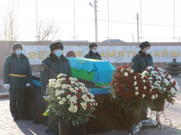 В Атырау перезахоронили останки солдата