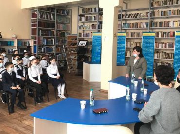 Живой классик пришел в класс: школьники Нур-Султана встретились с казахстанской поэтессой Дарией Джумагельдиновой