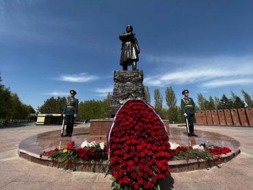 Возложение венков и цветов к памятнику генералу И.В.Панфилову и 28 героям-панфиловцам