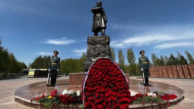 Возложение венков и цветов к памятнику генералу И.В.Панфилову и 28 героям-панфиловцам
