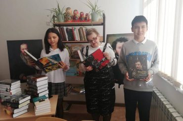 Русский дом в Астане передал книги для казахстанских школьников