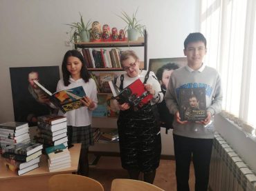Русский дом в Астане передал книги для казахстанских школьников