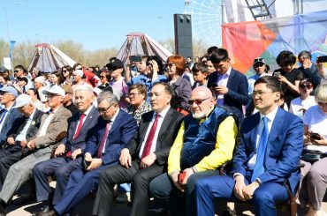 1 мая 2023 года на сцене у стелы «Қазақ халқына мың алғыс» («Тысяча благодарностей казахскому народу») состоялся гала-концерт, посвященный дню единства народа Казахстана.