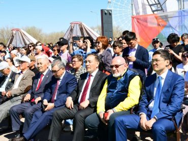 1 мая 2023 года на сцене у стелы «Қазақ халқына мың алғыс» («Тысяча благодарностей казахскому народу») состоялся гала-концерт, посвященный дню единства народа Казахстана.