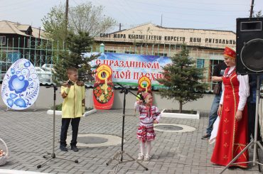 В этом году в дни Светлой Пасхи и природа удивительно милостива к нам. Тепло,солнечно, успели расцвести раньше срока черемуха и сирень.