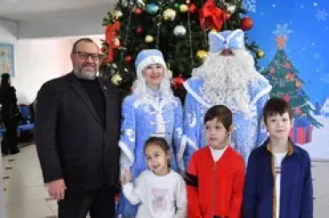 Спектакль на новогодней Ёлке собрал более сотни зрителей