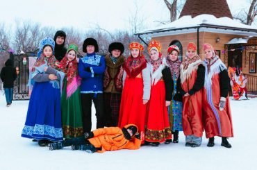 Гуляние на территории Покровского женского монастыря