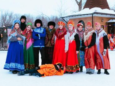 Гуляние на территории Покровского женского монастыря