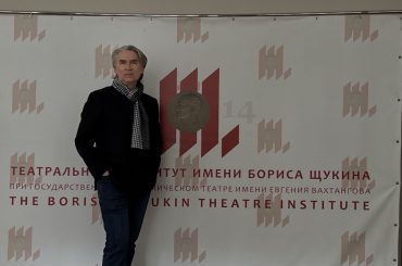 Театральный апрель
