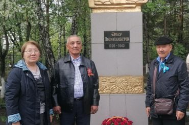 Цветы к памятнику героя