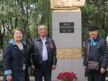 Цветы к памятнику героя
