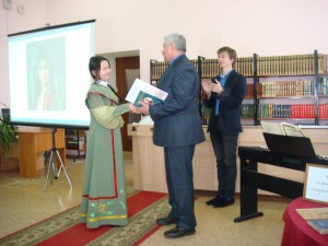 вице-консул РФ в Уральске Ю.Пономарев поздравляет победителя конкурса